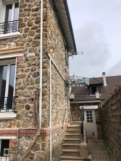 Façades Essonne bâtiment en pierre avec escalier.