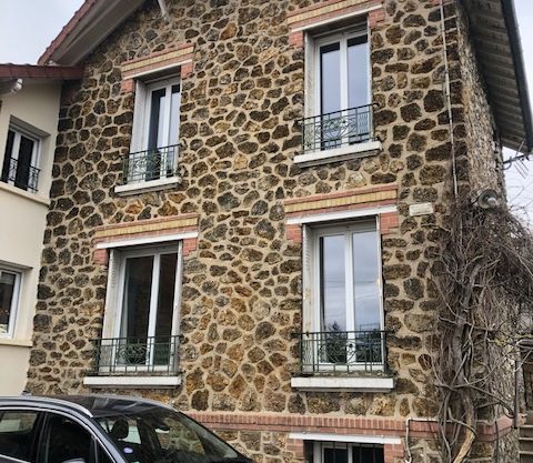 Façades Essonne bâtiment en pierre avec balcons