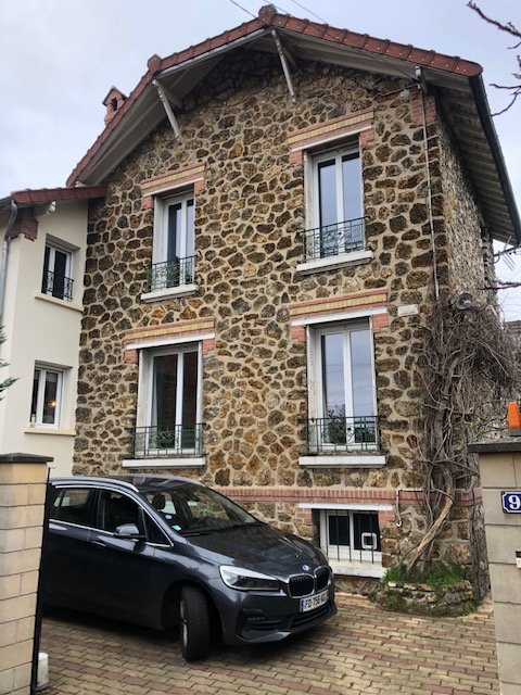 Maison en pierre avec voiture, Essonne.