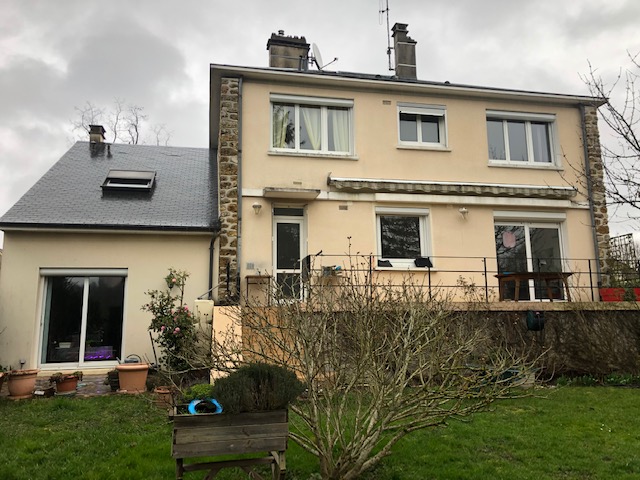 Maison à deux étages avec jardin, façades Essonne.