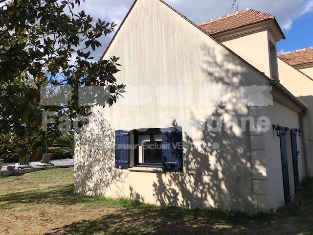 Façades Essonne maison fenêtre bleue.