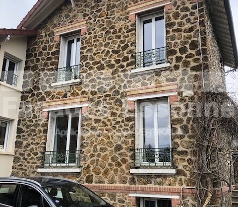 Façades Essonne bâtiment en pierre avec balcons