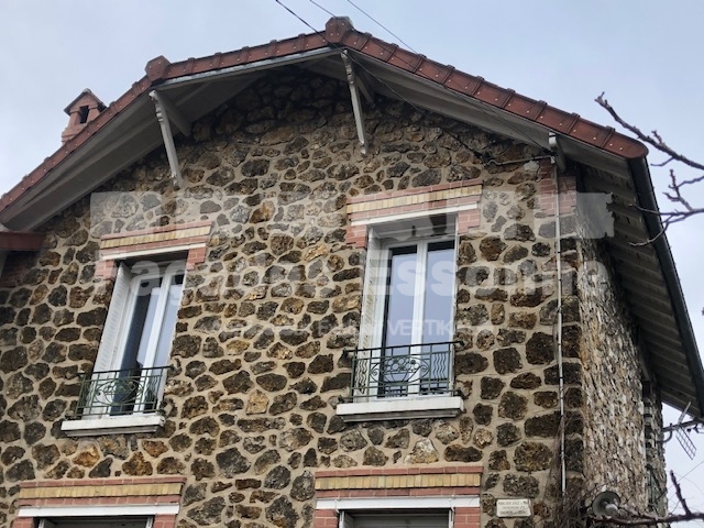 Façades Essonne maison en pierre avec balcons